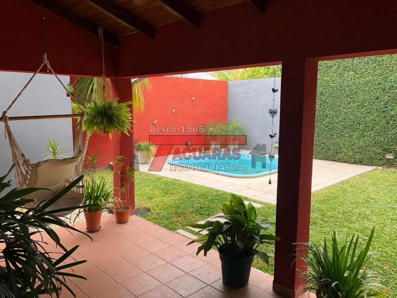 CASA EN VENTA -2 PLANTAS, 4 DORMITORIOS, PILETA Y QUINCHO INDEPENDIENTE A MINUTOS DEL CENTRO.