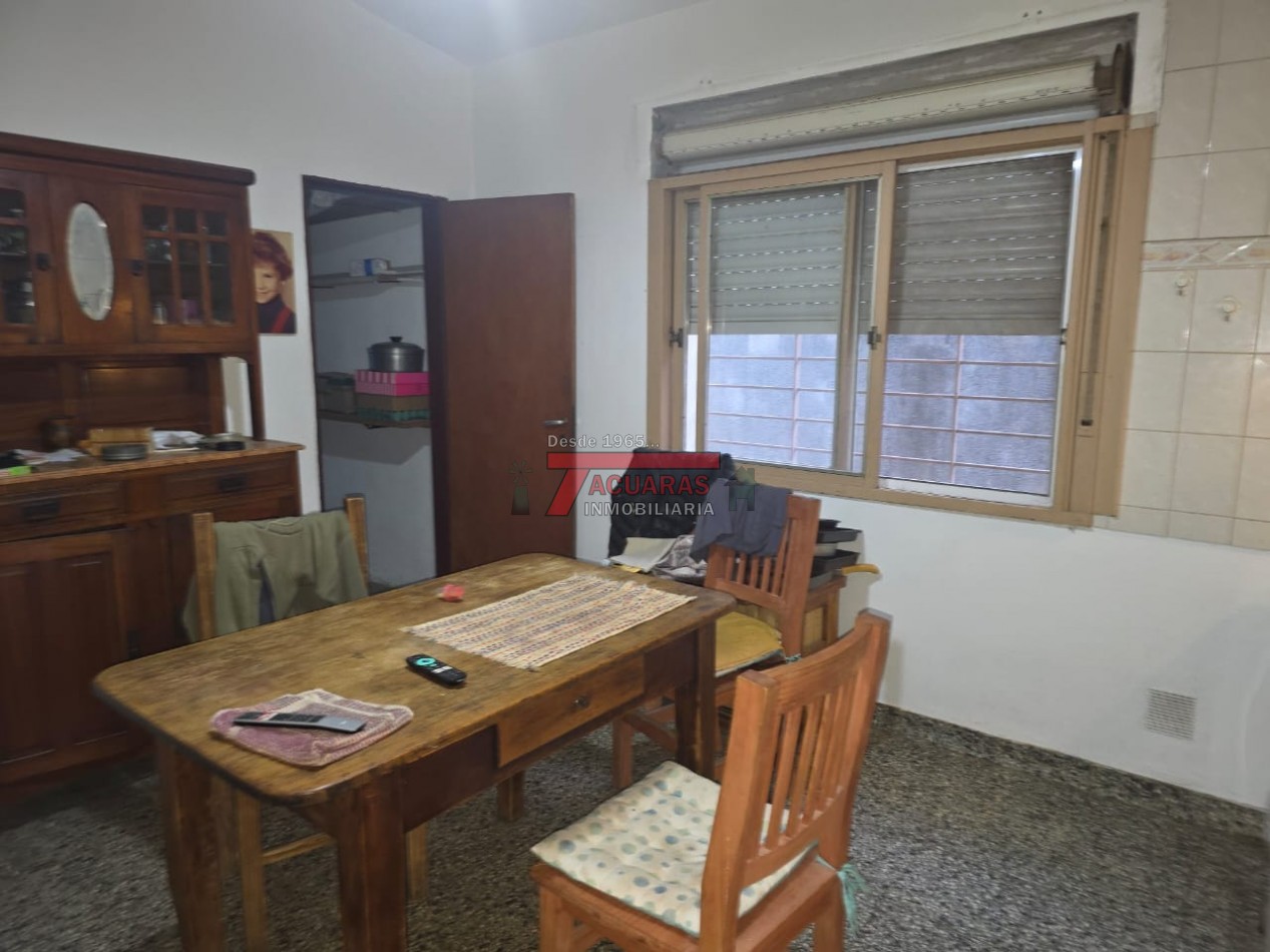 CASA FAMILIAR EN PLANTA BAJA CON PATIO Y COCHERA - BARRIO LAS ROSAS.