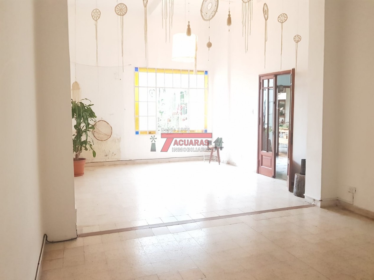 VENTA DE HERMOSA CASA ANTIGUA EN CALLE GUALEGUAYCHU. 