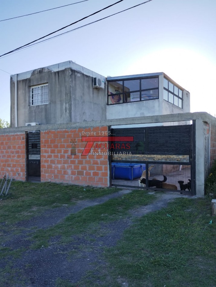 VENTA DE CASA DE 3 DORMITORIOS ZONA AEROPUERTO .